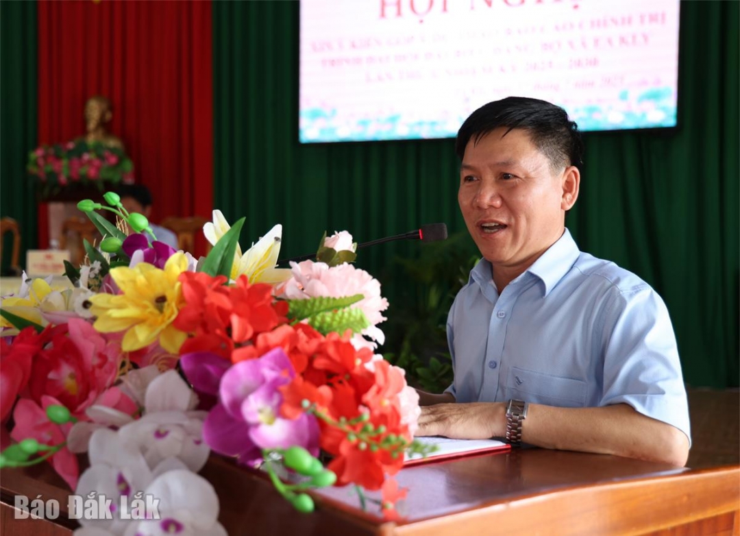Bí thư Đảng ủy, Chủ tịch HĐND xã Ea Kly Nguyễn Văn Hoan phát biểu khai mạc hội nghị.
