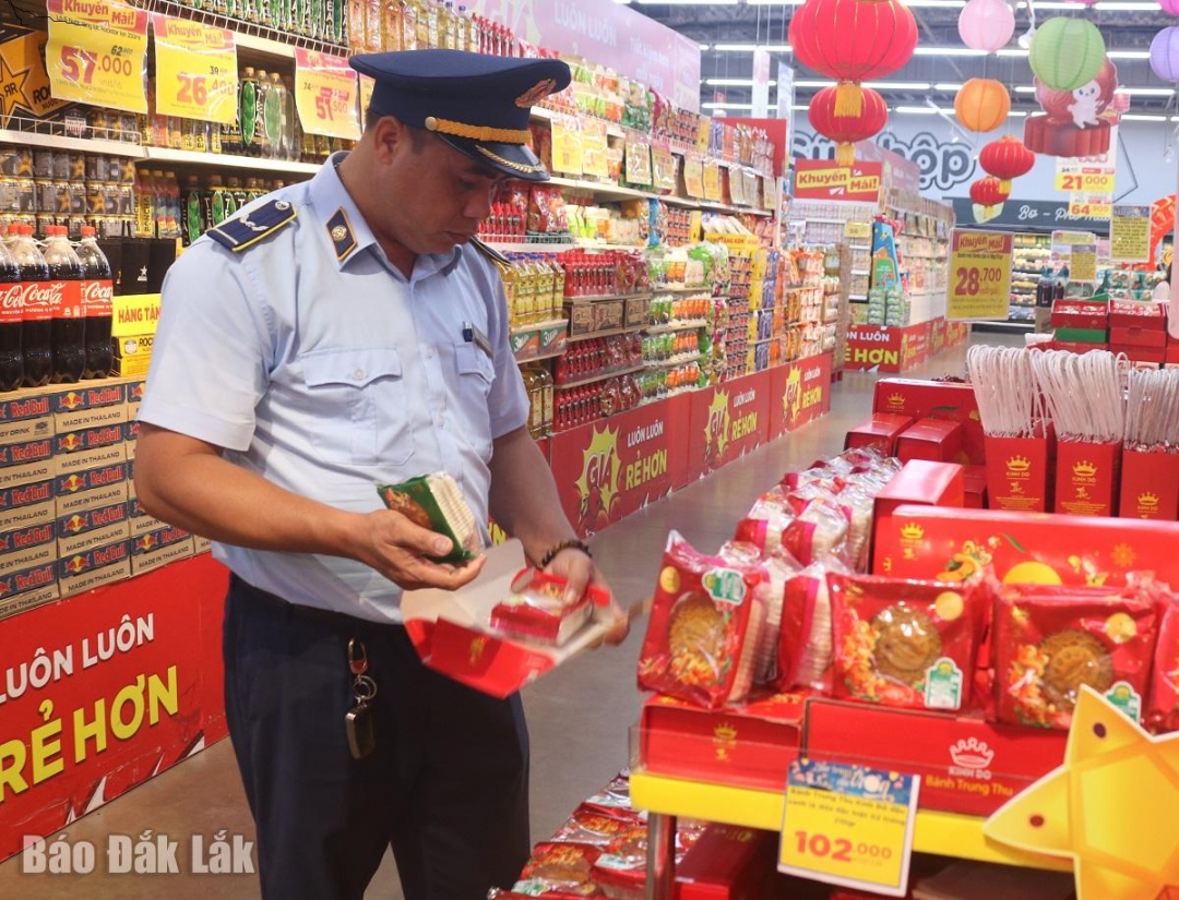 Lực lượng quản lý thị trường kiểm tra chất lượng hàng hóa tại một siêu thị. (Ảnh minh họa)