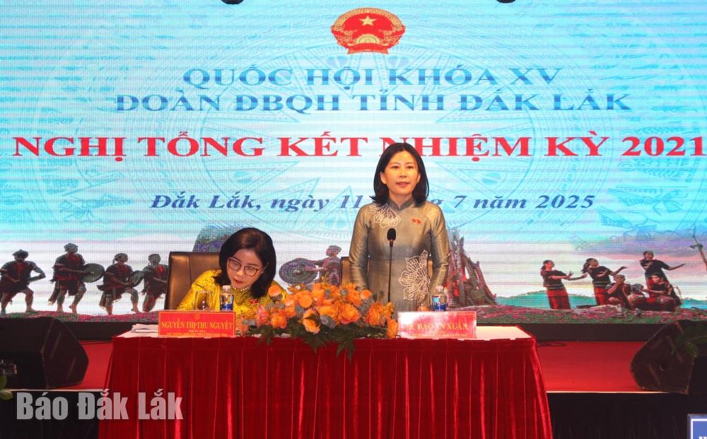 Phó Trưởng đoàn chuyên trách, phụ trách Đoàn ĐBQH tỉnh Nguyễn Thị Thu Nguyệt và Phó Trưởng đoàn chuyên trách Lê Đào An Xuân điều hành hội nghị.