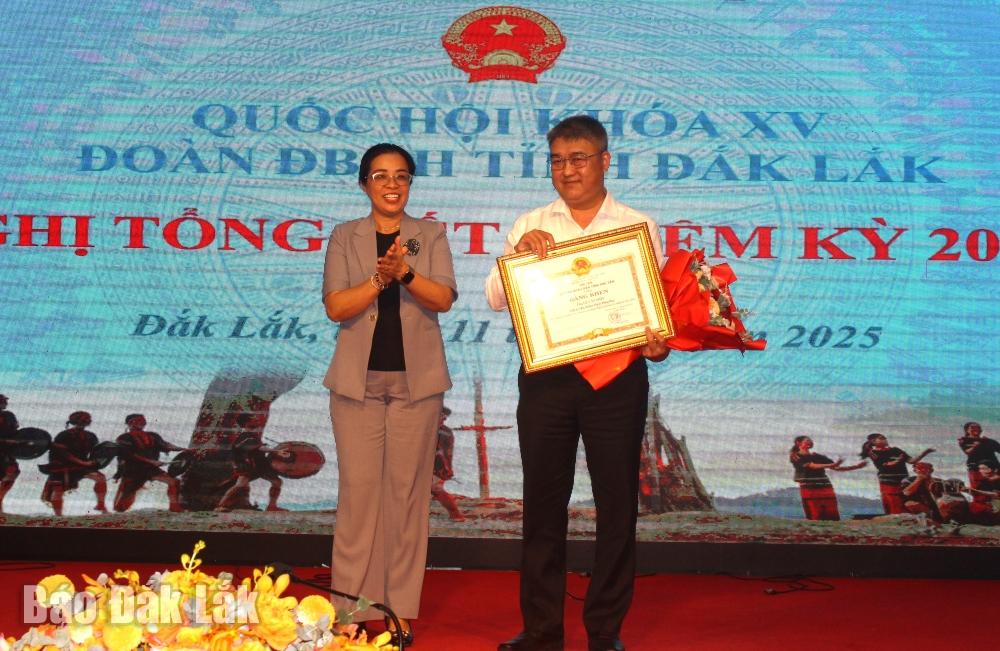Thừa ủy quyền, Phó Bí thư Tỉnh ủy Huỳnh Thị Chiến Hòa trao Bằng khen của Ủy ban Thường vụ Quốc hội tặng đồng chí Lê Văn Thìn, Bí thư, Chủ tịch HĐND phường Đông Hòa, nguyên Phó Trưởng đoàn chuyên trách Đoàn ĐBQH tỉnh Phú Yên (cũ).