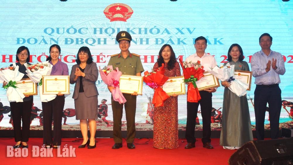 Phó Chủ tịch Thường trực UBND tỉnh Hồ Thị Nguyên Thảo và Trưởng Ban Tổ chức Tỉnh ủy Nguyễn Thượng Hải trao Bằng khen của UBND tỉnh tặng các tập thể.