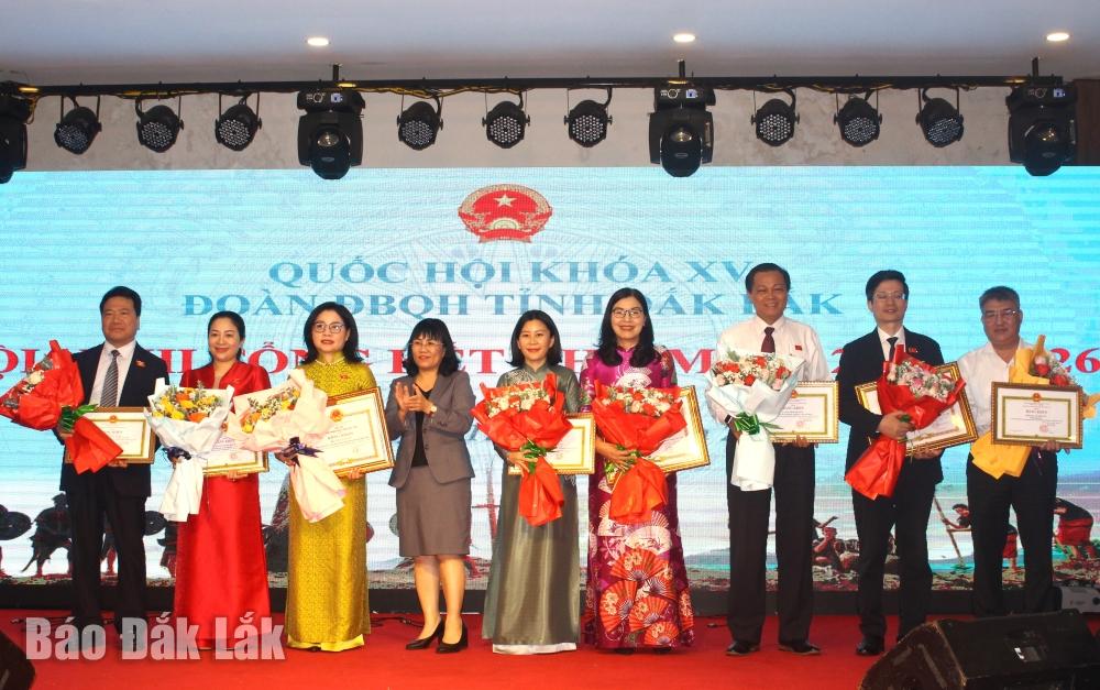 Phó Chủ tịch Thường trực UBND tỉnh Hồ Thị Nguyên Thảo trao Bằng khen của UBND tỉnh tặng các cá nhân.