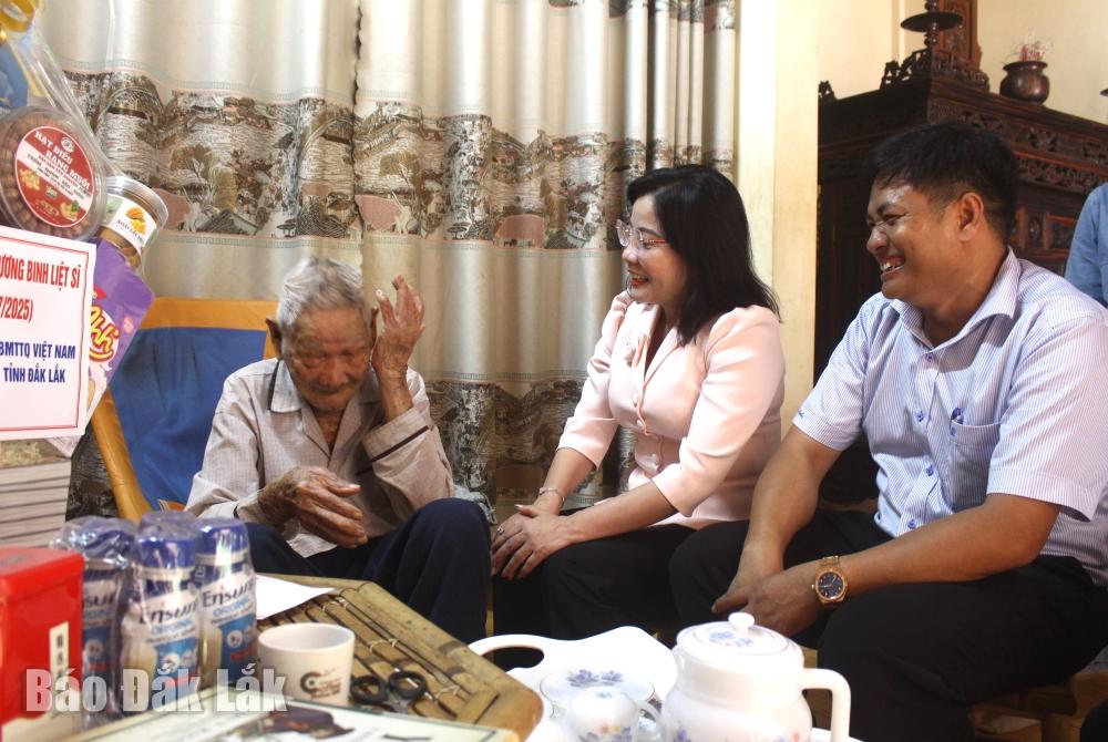 Phó Trưởng đoàn chuyên trách, phụ trách Đoàn ĐBQH tỉnh Nguyễn Thị Thu Nguyệt ân cần thăm hỏi sức khỏe của ông Phan Thế Dĩnh (thôn Tân Nam, xã Dliê Ya).