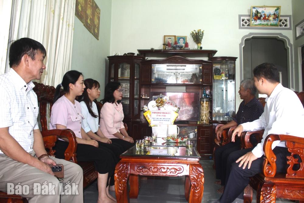 Đoàn công tác đến thăm, tặng quà gia đình ông Hoàng Nghĩa Bính (Tổ dân phố 2, xã Krông Năng).