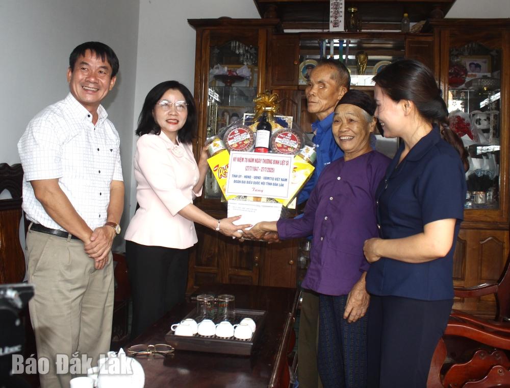 Thay mặt lãnh đạo tỉnh, Phó Trưởng đoàn chuyên trách, phụ trách Đoàn ĐBQH tỉnh Nguyễn Thị Thu Nguyệt trao quà tặng gia đình ông Nông Văn Tảng (thôn Tam An, xã Tam Giang) và ông Phan Thế Dĩnh (thôn Tân Nam, xã Dliê Ya).