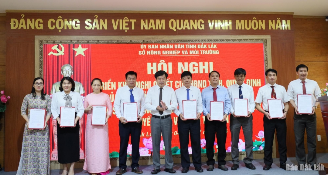 Giám đốc Sở Nông nghiệp và Môi trường Nguyễn Minh Huấn trao quyết định cho cán bộ.