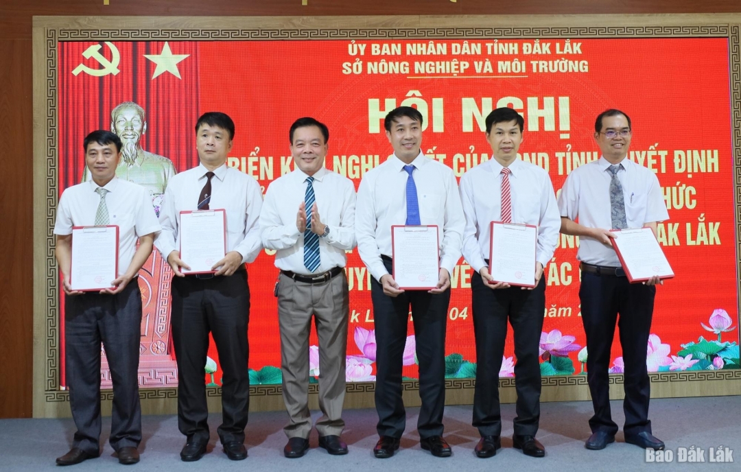 trao quyết định