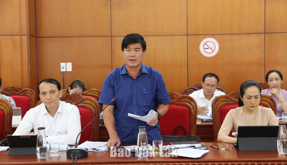 Phó Chủ tịch UBND tỉnh Nguyễn Thiên Văn đóng góp ý kiến tại hội nghị.