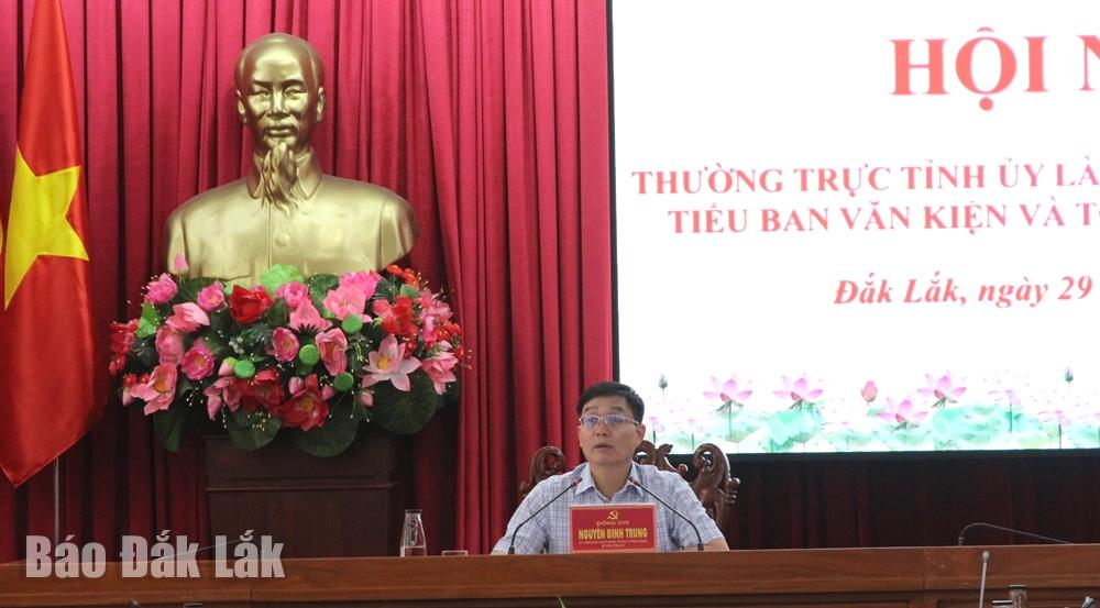 Ủy viên Trung ương Đảng, Bí thư Tỉnh ủy Nguyễn Đình Trung phát biểu tại hội nghị.
