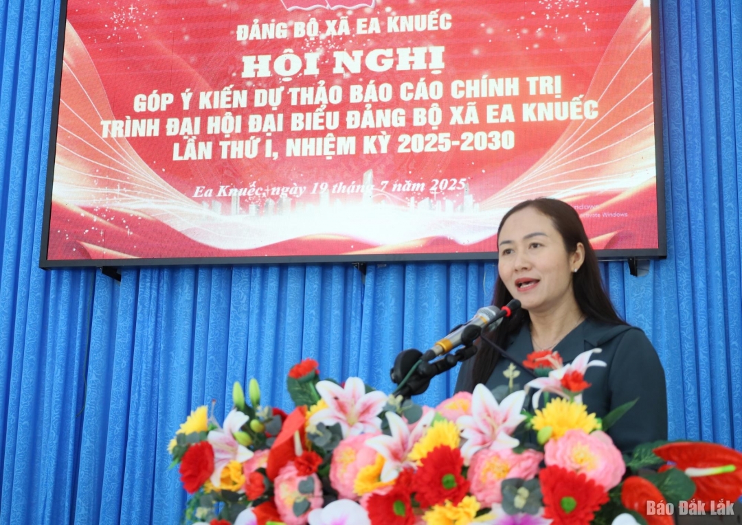 Bí thư Đảng ủy xã Ngô Thị Minh Trinhphát biểu khai mạc hội nghị.