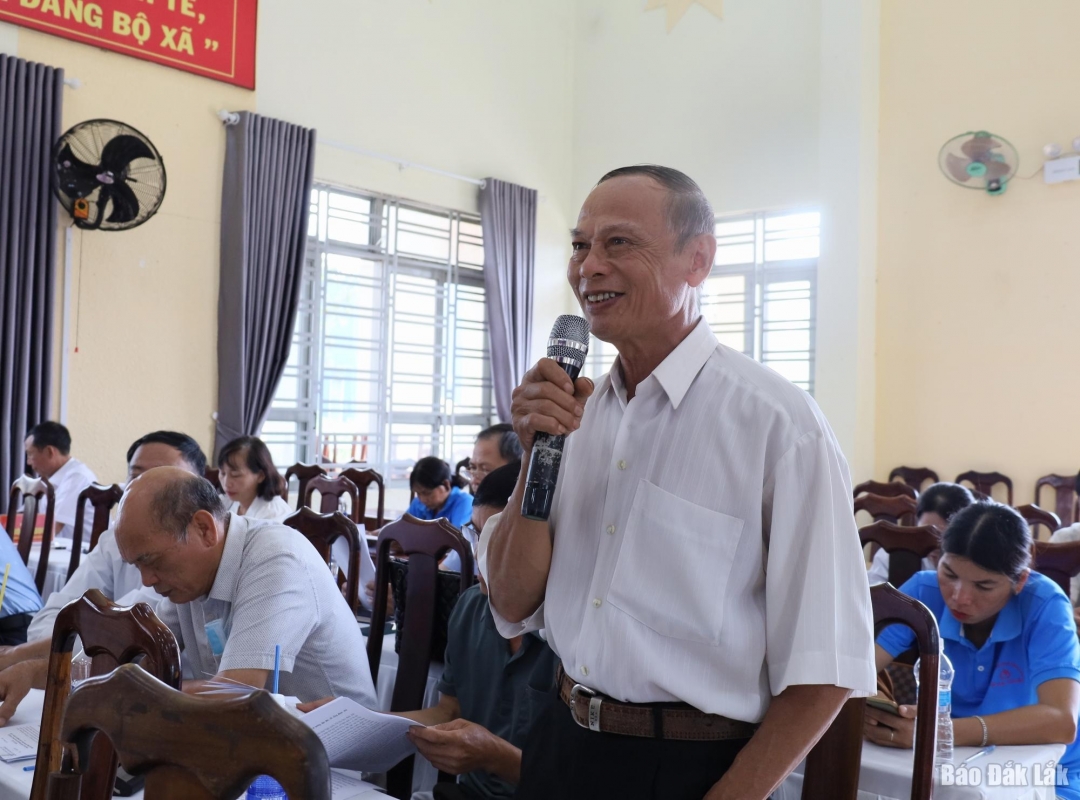 Đại biểu đóng góp ý kiến.