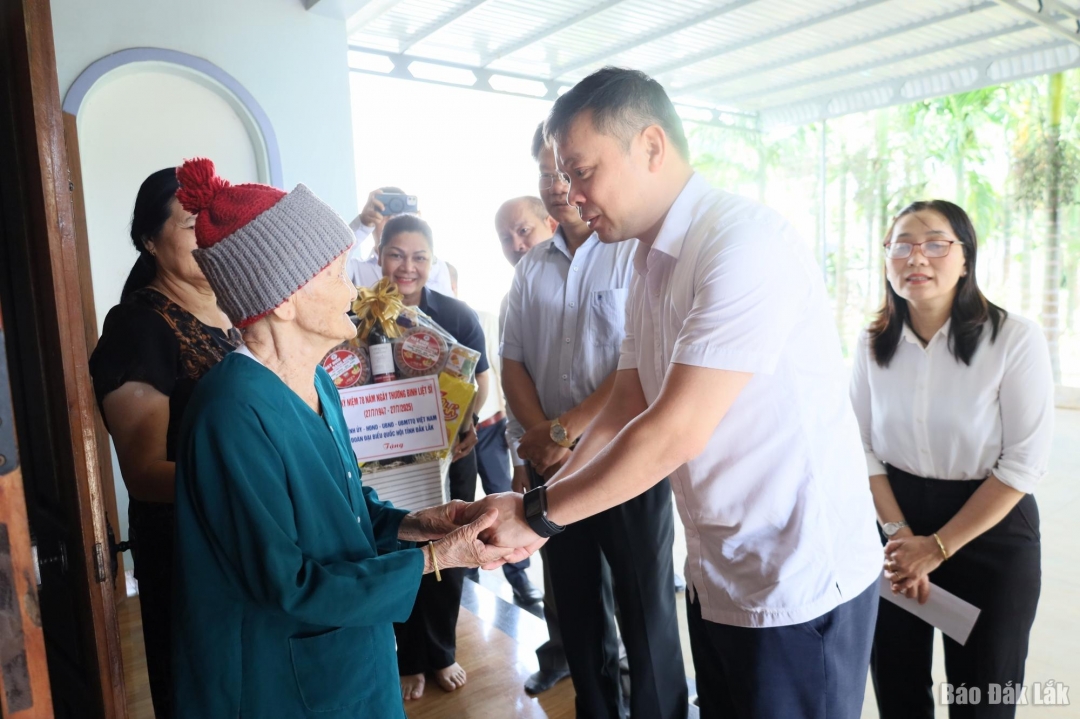 Đoàn đã đến thăm Mẹ Việt Nam Anh hùng Nguyễn Thị A (trú thôn Phước Lộc).