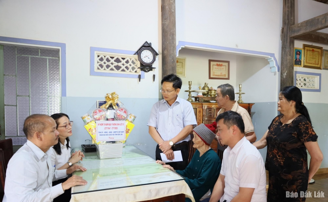 Đoàn thăm hỏi tình hình sức khỏe của mẹ và gia đình.