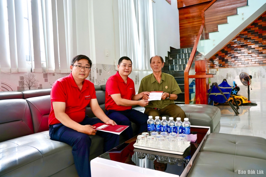 Đại diện Công đoàn cơ sở Agribank Chi nhánh Đắk Lắk trao quà tri ân đến gia đình Mẹ Việt Nam Anh hùng Nguyễn Thị Thương (phường Tân Lập).