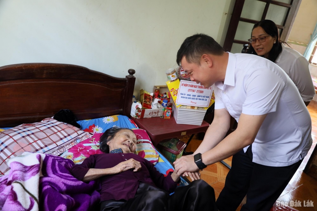 Phó Bí thư Tỉnh ủy Đỗ Hữu Huy thăm hỏi Mẹ Việt Nam Anh hùng Trần Thị Lý.