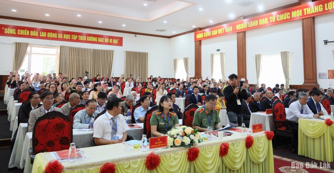Các đại biểu biểu quyết thông qua Nghị quyết đại hội.