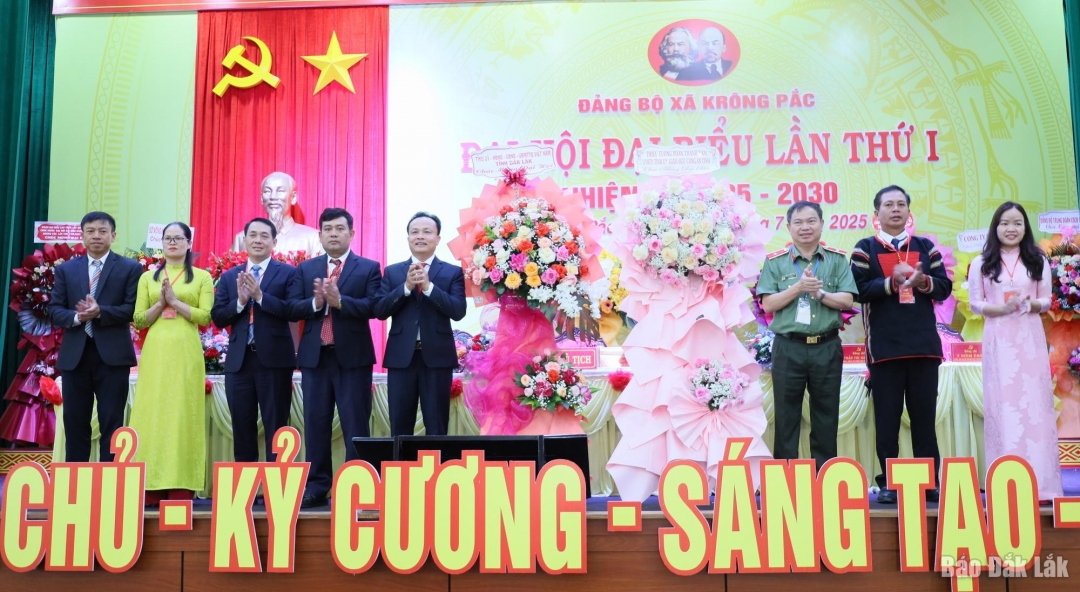 Thiếu tướng Phan Thanh Tám, Ủy viên Ban Thường vụ Tỉnh ủy, Giám đốc Công an tỉnh tặng hoa chúc mừng đại hội.