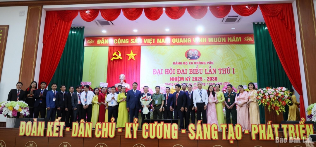 Ban Chấp hành Đảng bộ xã nhiệm kỳ 2025 - 2030 ra mắt tại đại hội.