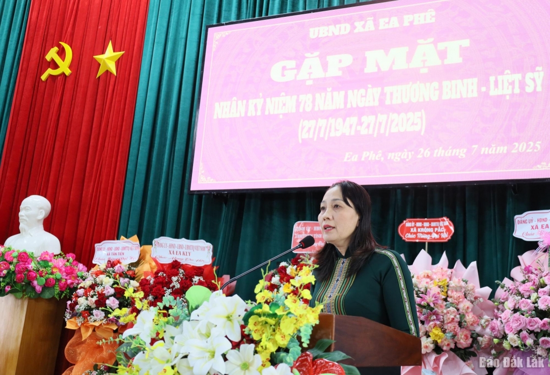 Phó Bí thư, Chủ tịch UBND xã Nguyễn Thị Kim Oanh đọc Thư của Chủ tịch UBND tỉnh.