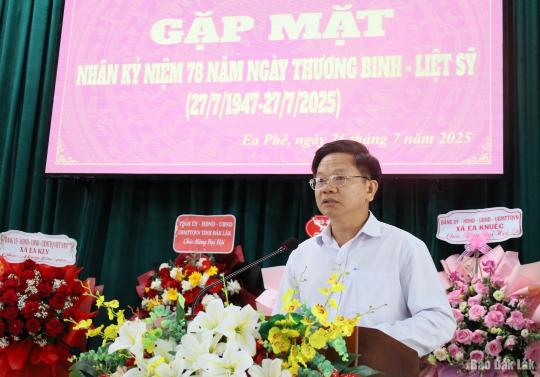 Bí thư Đảng ủy, Chủ tịch HĐND Trần Văn Tuyến phát biểu tại buổi gặp mặt.