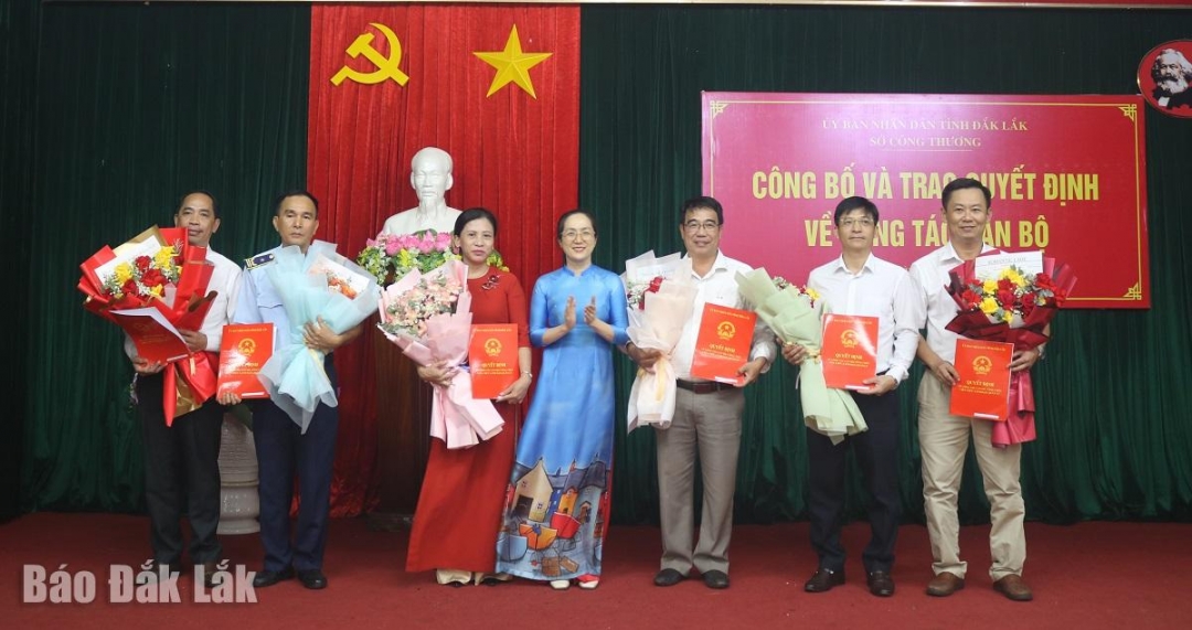 Giám đốc Sở Công Thương Nguyễn Thị Thu An trao quyết định cho cán bộ lãnh đạo các phòng chuyên môn, đơn vị thuộc và trực thuộc.