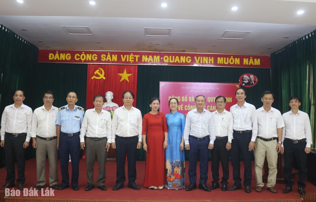 Ban Giám đốc và cán bộ lãnh đạo các phòng chuyên môn, đơn vị thuộc và trực thuộc Sở Công Thương ra mắt tại hội nghị.