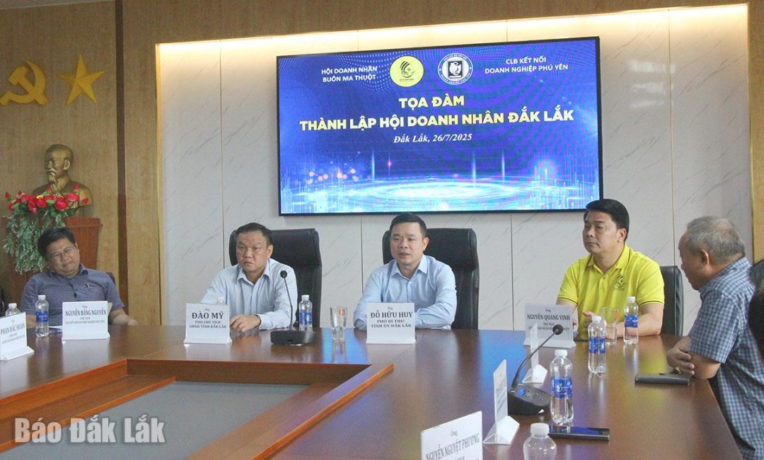 Phó Bí thư Tỉnh ủy Đỗ Hữu Huy đề nghị các doanh nghiệp thảo luận, nghiên cứu kỹ các thủ tục sáp nhập đúng quy định.