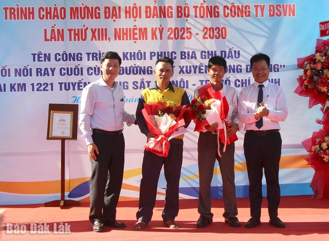 Lãnh đạo ngành Đường sắt tặng quà cho các gia đình công nhân đã từng tham gia xây dựng đường sắt từ những năm 1900. 