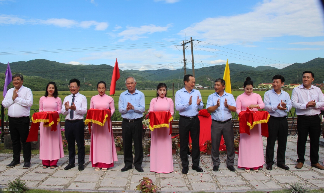 Các đại biểu thực hiện nghi thức cắt băng khánh thành công trình tại ga Hảo Sơn.