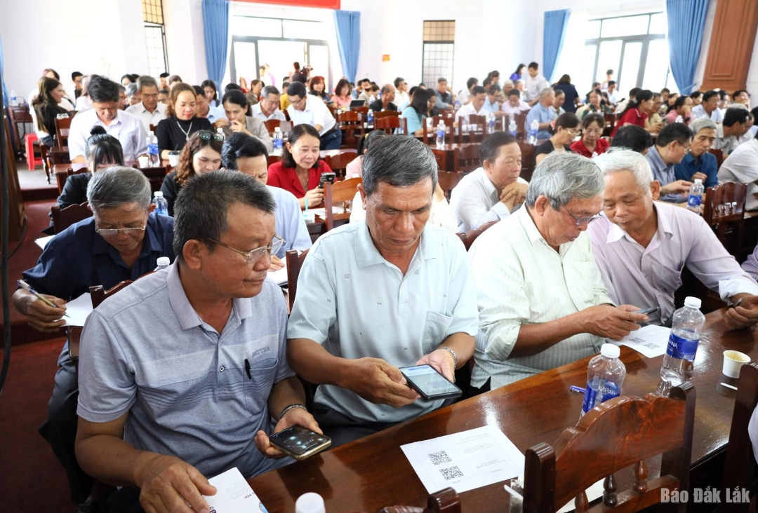 Người dân đặt ứng dụng “Đắk Lắk số”; “Bình dân học vụ số”.