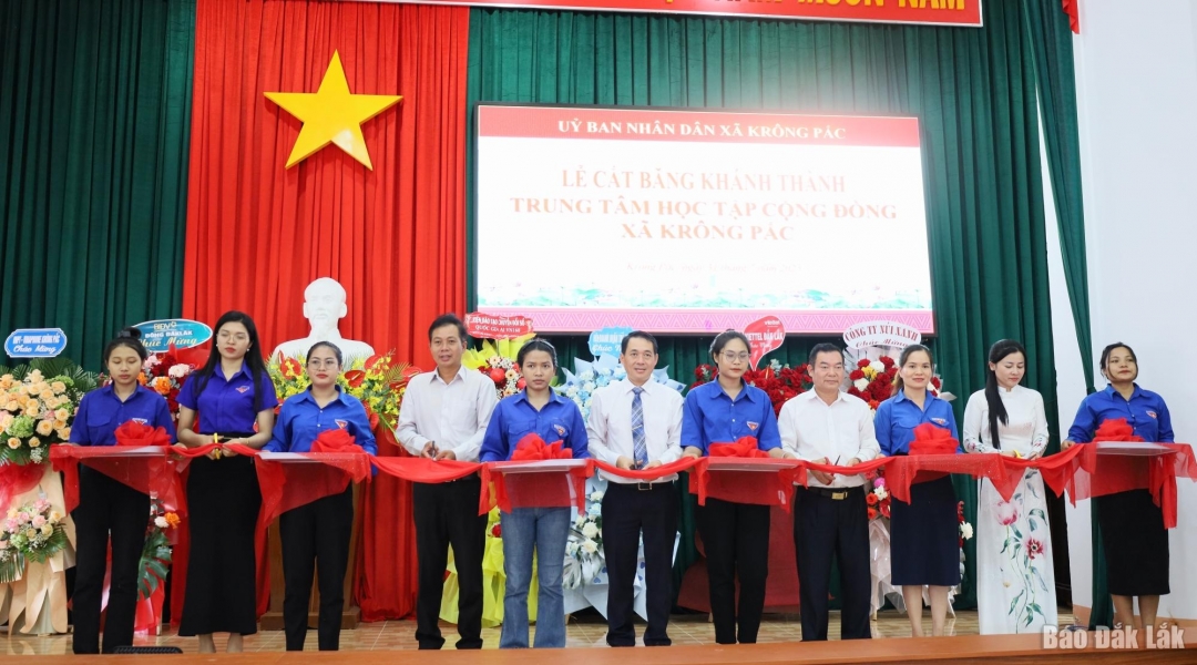 Cắt băng khánh thành Trung tâm học tập cộng đồng xã Krông Pắc.