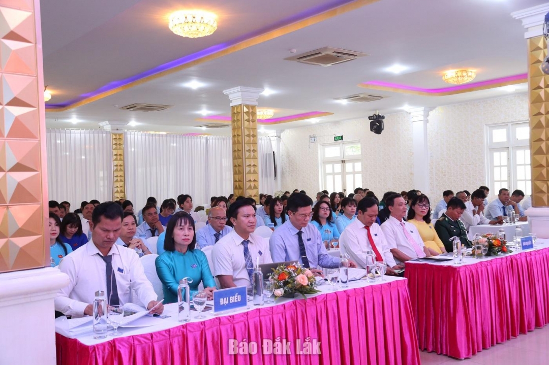 Các đại biểu và đảng viên dự đại hội
