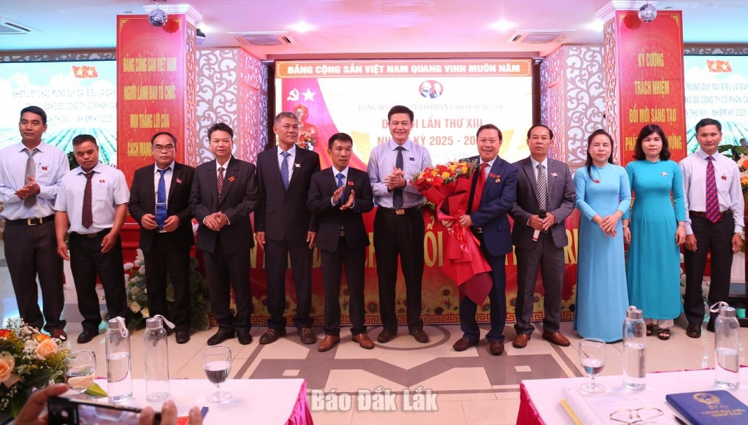 Đồng chí Bùi Văn Yên, Phó Bí thư Đảng ủy UBND tỉnh chúc mừng Ban Chấp hành Đảng bộ Công ty Cổ phần cao su Đắk Lắk khoá XIII, nhiệm kỳ 2025 – 2030 và đại biểu dự Đại hội Đảng bộ UBND tỉnh
