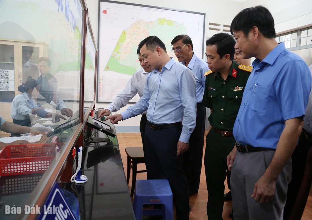 Phó Bí thư Tỉnh ủy Đỗ Hữu Huy thăm Trung tâm Phục vụ hành chính công xã Ea Súp