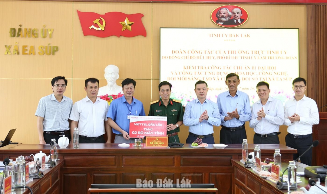 Đoàn công tác và doanh nghiệp tặng máy tính cho xã Ea Bung