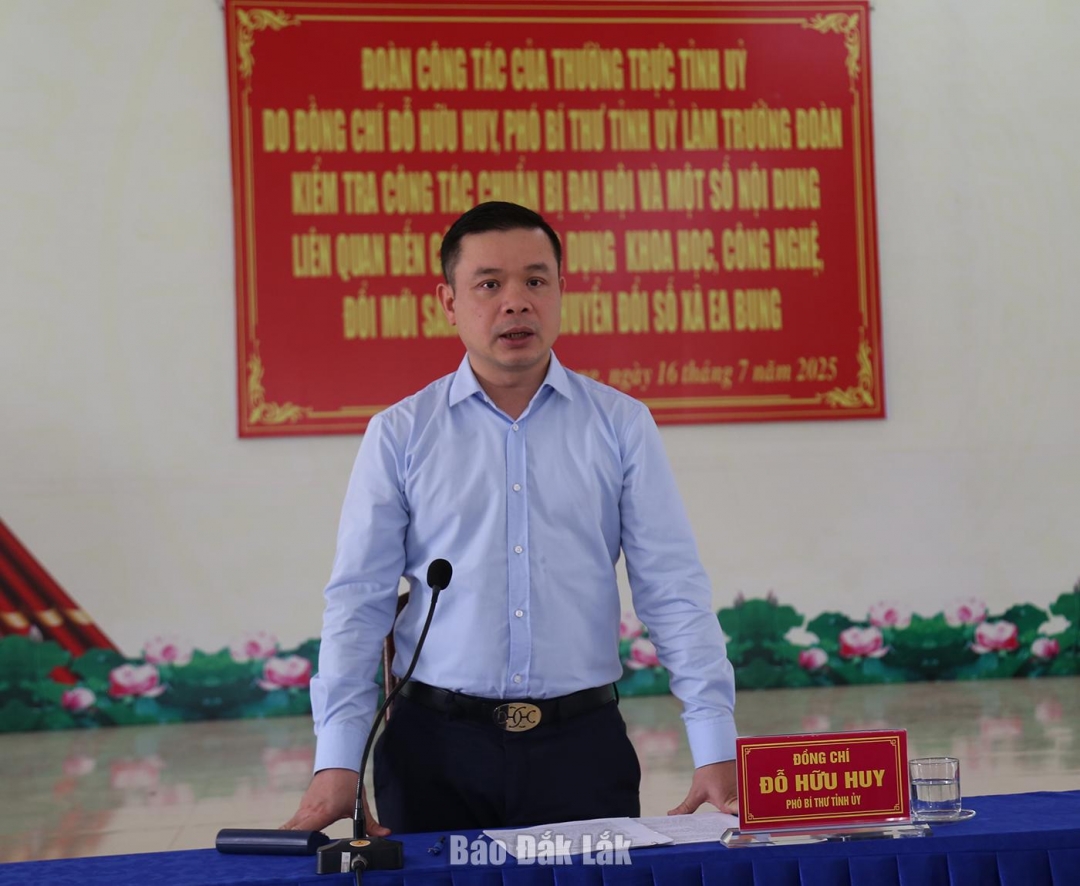 Phó Bí thư Tỉnh ủy Đỗ Hữu Huy phát biểu kết luận tại buổi làm việc với Đảng ủy xã Ea Bung