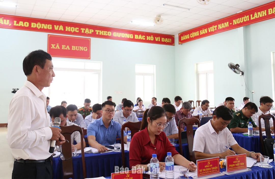 Lãnh đạo UBND xã Ea Bung báo cáo với đoàn công tác một số nội dung về công tác quản lý, bảo vệ rừng