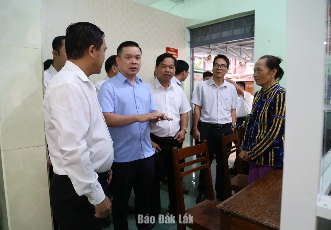 Phó Bí thư Tỉnh ủy Đỗ Hữu Huy thăm Trung tâm phục vụ hành chính công xã Ia Lốp