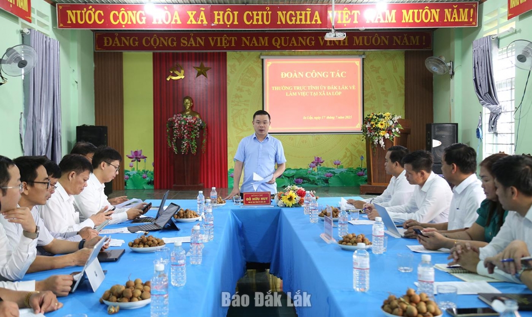 Đoàn công tác làm việc với Đảng ủy xã Ia Lốp