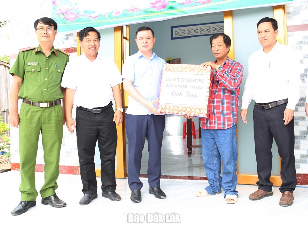Phó Bí thư Tỉnh ủy Đỗ Hữu Huy và đoàn công tác tặng quà cho thân nhân liệt sĩ tại xã Ia Lốp