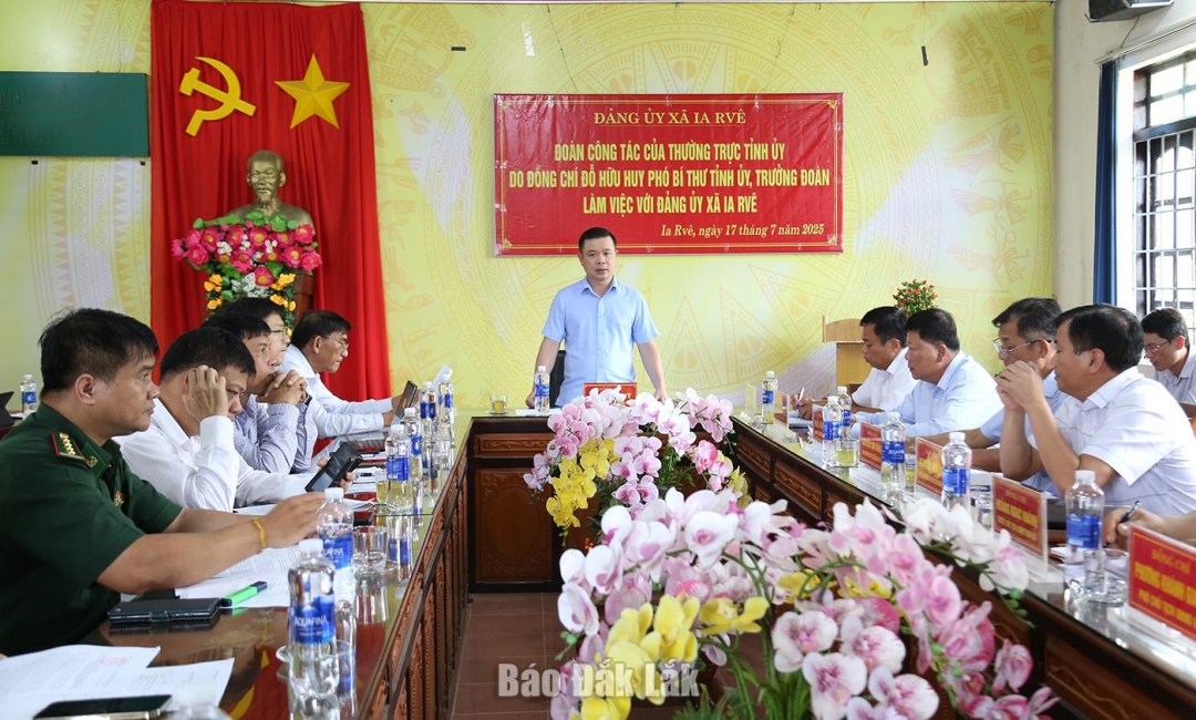 Các đại biểu tham gia buổi làm việc tại xã Ia Rvê