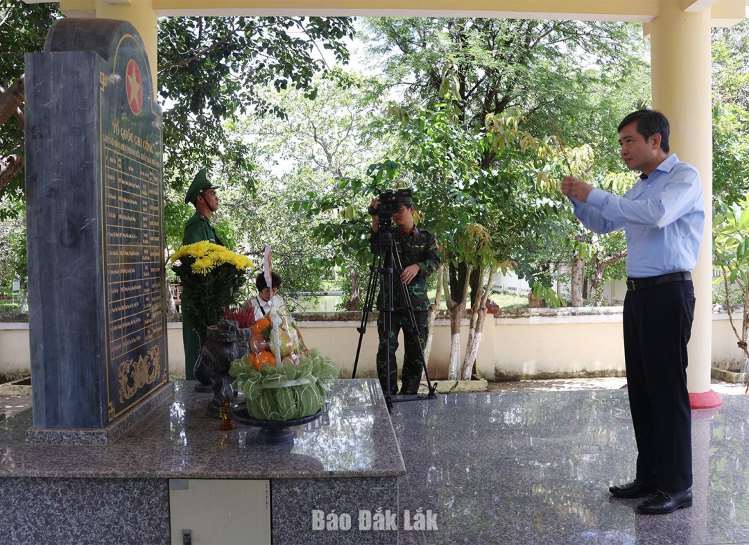 Chủ tịch UBND tỉnh Tạ Anh Tuấn thắp hương