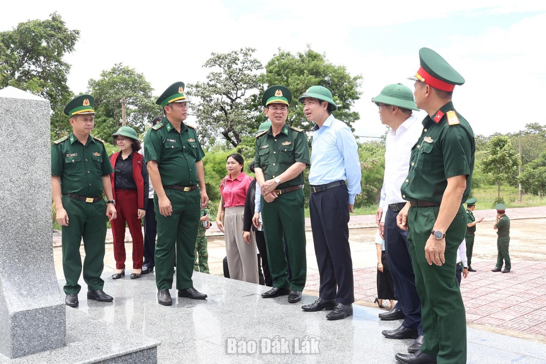 Đoàn công tác của tỉnh tại Mốc Quốc giới số 42