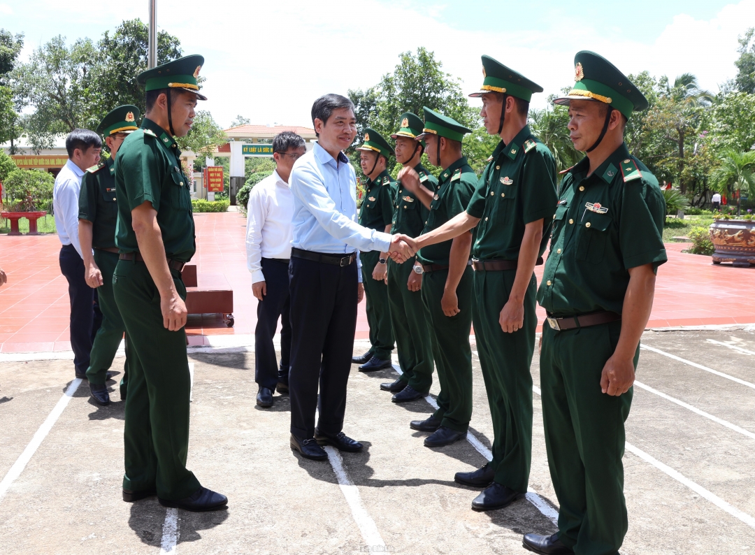Cán bộ, chiến sĩ Đồn Biên phòng Cửa khẩu Đắk Ruê đón đòn công tác của tỉnh