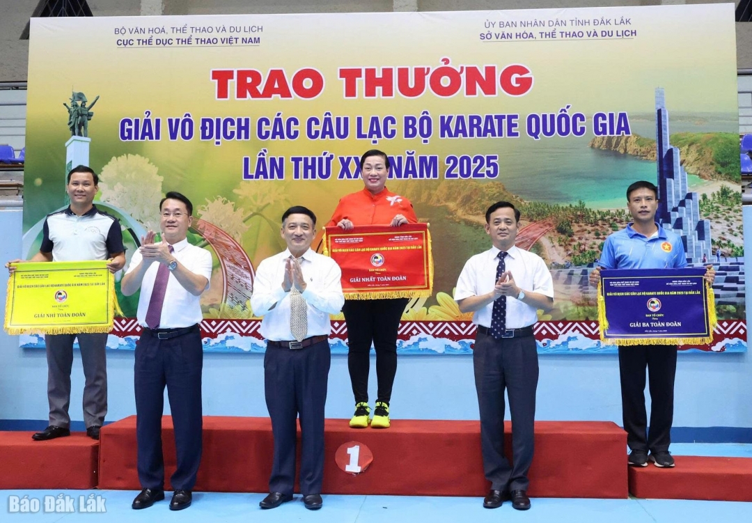 Ban tổ chức trao giải toàn đoàn cho các đơn vị.