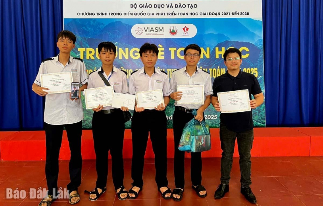 5 học sinh Trường THPT chuyên Lương Văn Chánh chụp ảnh lưu niệm sau khi nhận thưởng từ ban tổ chức.