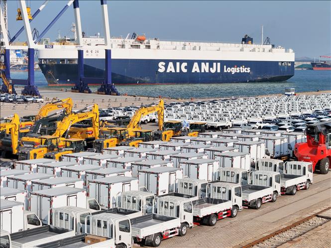 Xe ô tô chờ xuất khẩu tại cảng Yên Đài, tỉnh Sơn Đông, Trung Quốc. Ảnh: THX/TTXVN