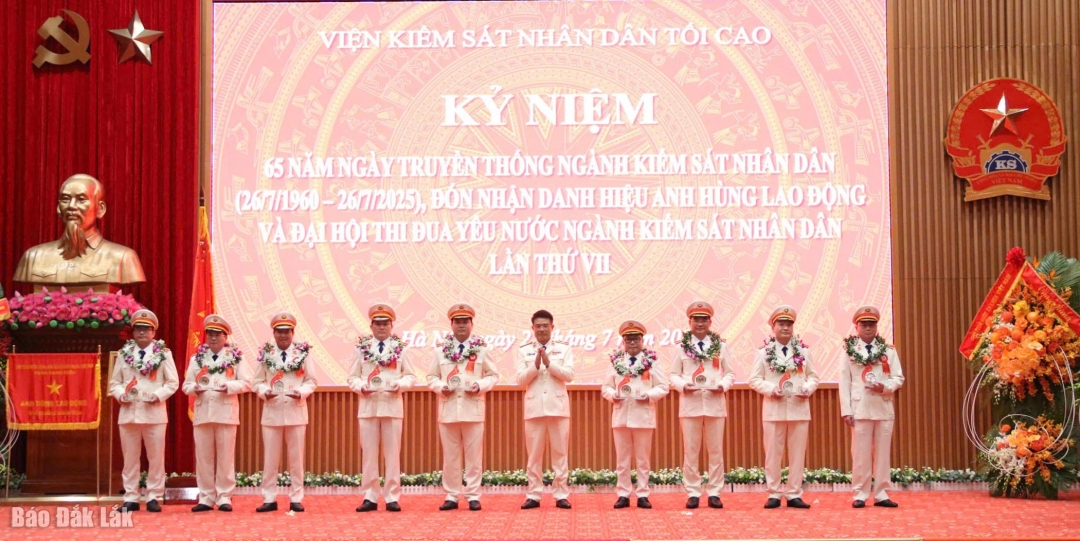 Viện trưởng Viện KSND tối cao Nguyễn Huy Tiến trao biểu trưng tôn vinh các tập thể điển hình tiên tiến tại Đại hội Thi đua yêu nước ngành KSND lần thứ Bảy. Ảnh: Viện KSND tỉnh