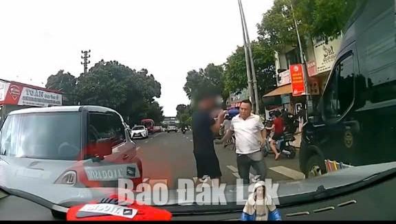 Hiện trường vụ va chạm giao thông. (Ảnh cắt từ video)