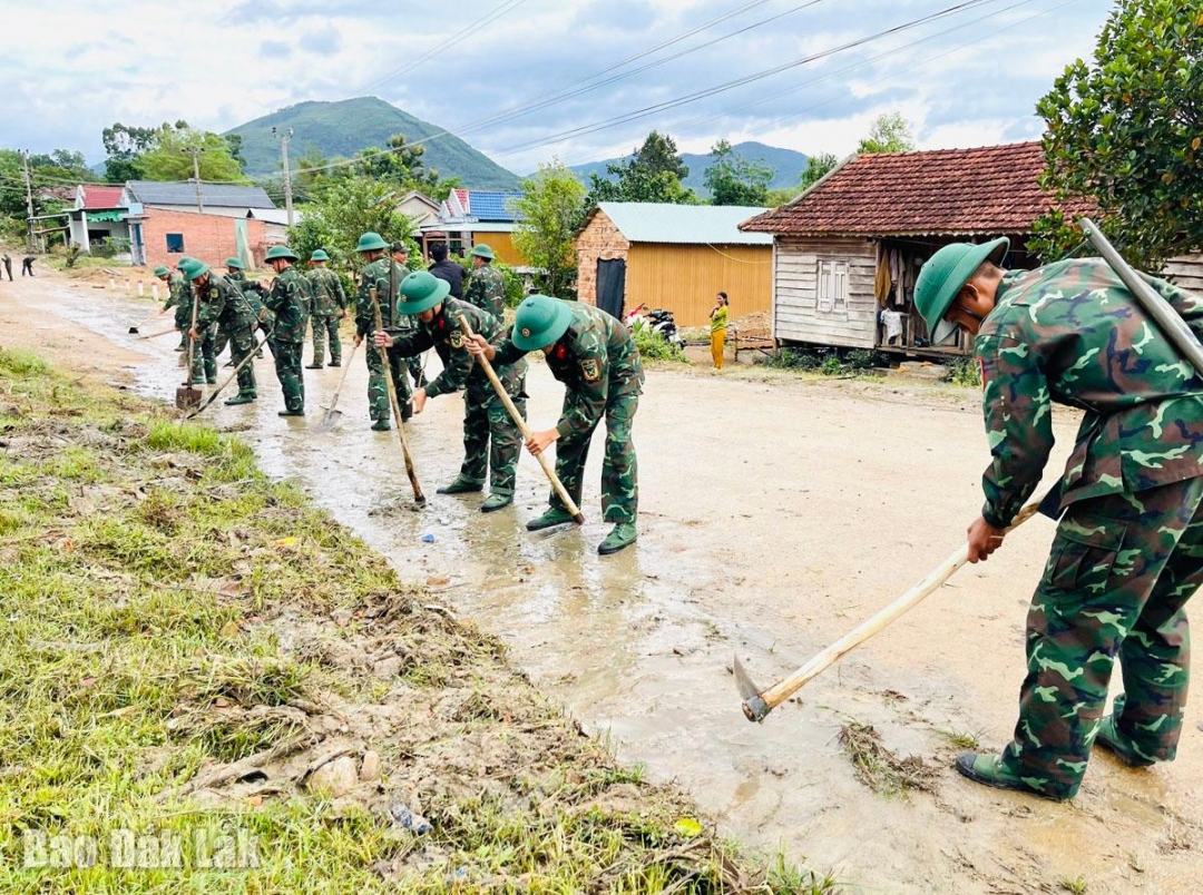 Cán bộ, chiến sĩ san lấp mặt bằng hệ thống thoát nước ở Tây Sơn. 